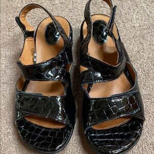 Women's Black 10W Patent Leather Sandals